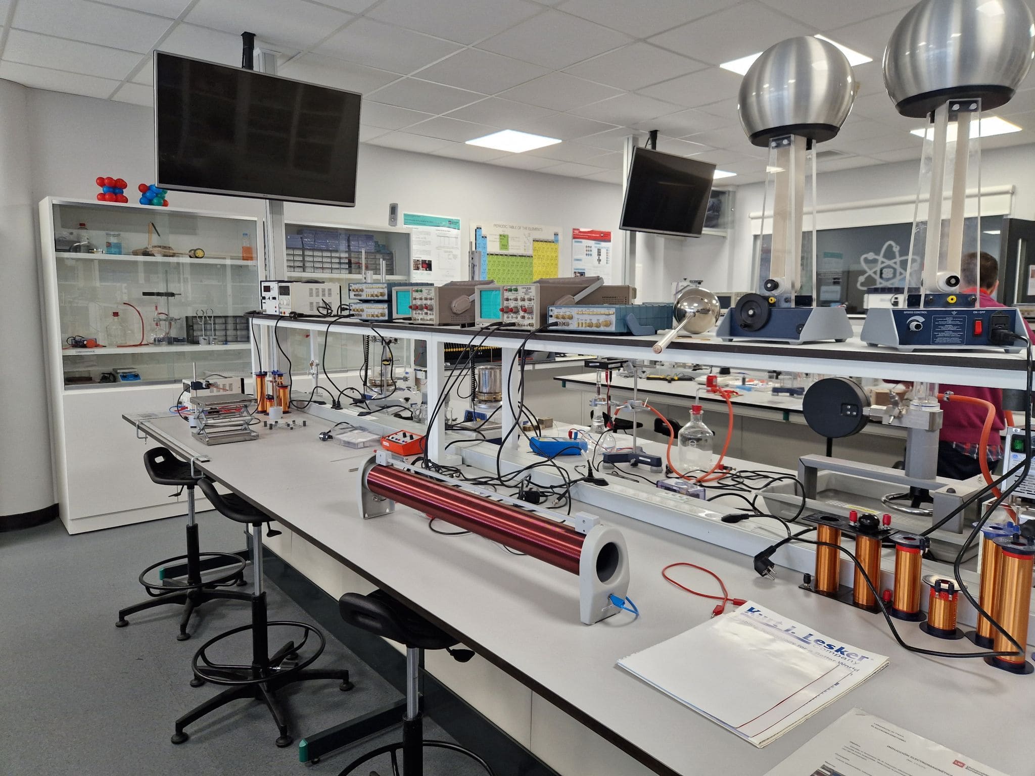 Instalación de equipamiento PHYWE en Universidad Europea de Madrid